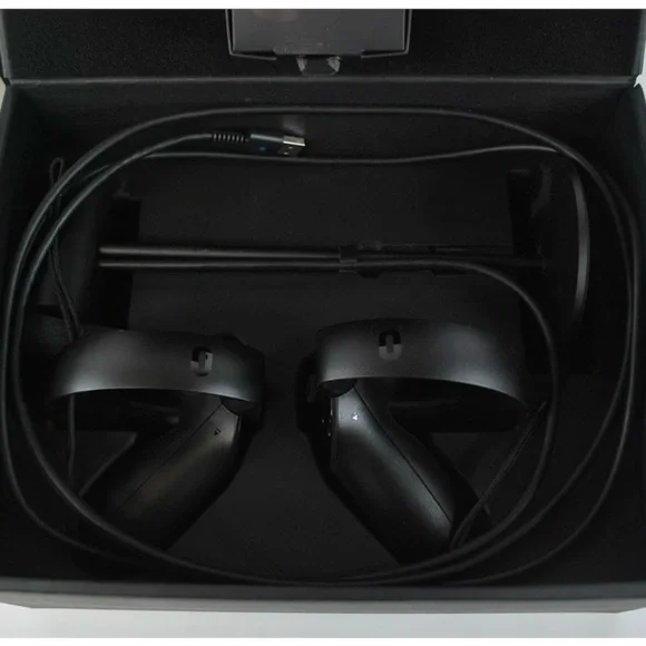 Oculus Rift Touch Controllers & Sensor – VR Accessory Set - Picture 2 of 7